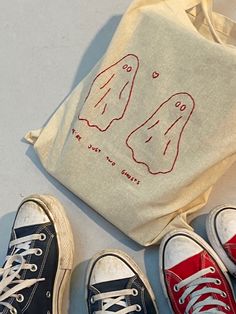 tote bag embroidered harry styles song music two ghosts converse Harry Styles Embroidery Ideas, Tote Bag Embroidery Ideas Aesthetic, Painting A Tote Bag, Fall Tote Bag Painting Ideas, Easy Tote Bag Painting Ideas, Harry Styles Diy Crafts, Tote Bag Design Embroidery, Tote Bag Painting Aesthetic, Jute Bag Painting Ideas