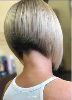 Short Stacked Wedge Haircut, Bob Pendek, Angled Bobs, Wedge Haircut, Undercut Bob, Angled Bob Haircuts, Stacked Haircuts