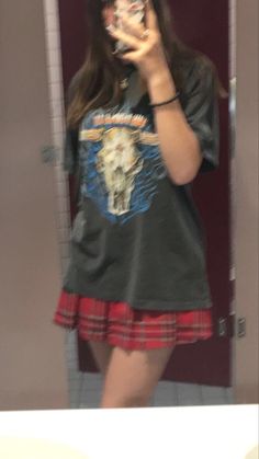 Skirts Aesthetic Grunge, Skirt Aesthetic Grunge, 90s Grunge Outfits Skirt, Long Plaid Skirt Outfit Grunge, Grunge Outfits Plaid Skirts, Ideas Disfraz, Alt Fits, Baggy Shirt, School Skirt