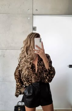 Autumn Outfits Night Out, Outfit For Birthday Party Women, Short Leather Pants Outfits, Leather Short Outfits, Autumn Party Outfit, Leder Shorts Outfit, Fall Shorts Outfit, Leopard Outfit Ideas