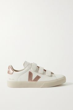 Veja Recife Outfit, Silver Trainers, Veja Shoes, Kate And Meghan, Rose Gold Sneakers, Velcro Shoes, Veja Sneakers