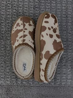 Cow print & regular bruin slippers – Gunpowder and Lace Boutique Nac Modesty Journey, Cow Slippers, Casual Country Outfits, Cowgirl Accessories, Western Shoes, Bling Bags, Dr Shoes, Country Style Outfits, Preppy Shoes