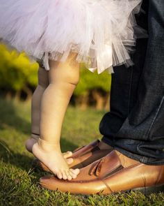 Father Son Photography, Father Daughter Pictures, Father Daughter Photos, Daughter Photo Ideas, Baby Photoshoot Ideas, Baby Photography Poses, Mother Baby Photography, Baby Birthday Photoshoot, Father Daughter Photography