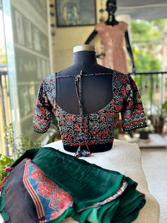 Basic Blouse Designs, Boat Neck Blouse Design, Basic Blouse, Latest Blouse Designs Pattern, Boat Neck Blouse, Silver Anklet, Blouse Designs Indian, Blouse Neck, Indian Jewellery Design