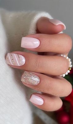 Christmas Nails Glitter, Pink Glitter Nails, Christmas Gel Nails, Christmas Nails Acrylic, Dipped Nails, Xmas Nails, Gel Nail Designs, Christmas Nail