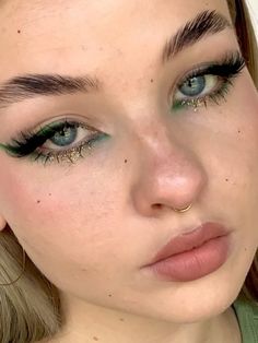 Maquillaje con pecas para animarte a unirte a esta tendencia Fairy Make Up Look Simple, Simple But Cute Eye Makeup, Pretty Simple Eye Makeup, Fun Makeup Ideas Green, Fairy Like Makeup Looks, Bottom Lid Eyeshadow, Acotar Inspired Makeup, Simple Green And Gold Eye Makeup, Mud Makeup Looks