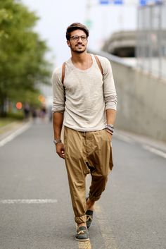 Long streets - MDV Style | Street Style Fashion Blogger Mdv Style, Boho Men Style, Street Style Magazine, Bohemian Style Men, Mode Hippie, Mens Chino Pants, Boho Men, Mens Fashion Blog, Bohol