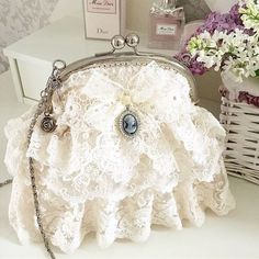 Victorian Bag, Diy Fabric Purses, Shabby Chic Bags, Pretty Purses, Chic Purses, Lace Bag, Bridal Handbags, Embellished Bags