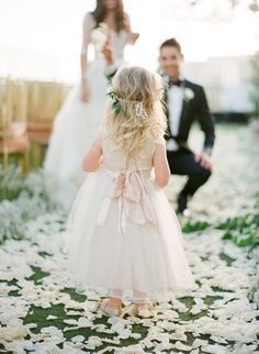 flower girl Flowergirl Wedding Pictures, Wedding Photo Ideas Flowergirl, Wedding Picture Poses, 2024 Wedding, Wedding Flower Girl, Walking Down The Aisle, Wedding Pics, Wedding Poses