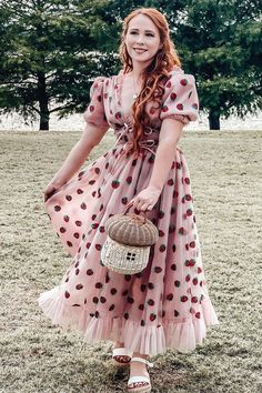 Tess Holiday, Tik Tok Famous, Strawberry Dress, Spring Wedding Dress, Strawberry Pattern, Strawberry Pink, Hot Pink Dresses, Chiffon Material