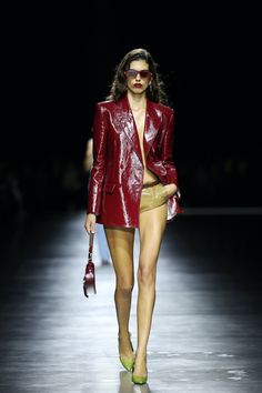 Leather Blazer Outfit, Milan Fashion Week Runway, Fashion Gone Rouge, Baggy Dresses, Fashion Trend Forecast, Gucci Spring, Vinyl Clothing, Helena Christensen, Mob Wife