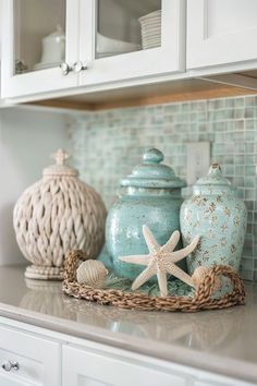 Coastal style can be modern tooThese 40 decor ideas will help you create a chic and contemporary kitchen with a touch of the seashore. Coastal Kitchen Counter Decor Ideas, Coastal Kitchen Accessories, Coastal Kitchen Shelf Decor, Coastal Farmhouse Decor Above Kitchen Cabinets, Modern Coastal Kitchen, Coastal Kitchen Decor, Coastal Farmhouse Decor, Diy Kitchen Projects, Deco Marine