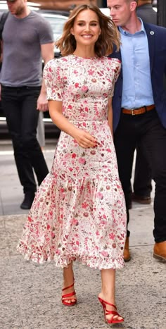 French Summer Wedding Guest Outfit, Summer Dresses Long, Romantic Classic, Cute Summer Dresses, Dress Designer, Natalie Portman, Dresses 2024, Fashion Design Clothes