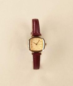 Watches Old Money, Simple Gold Jewelry Aesthetic, Women Watches Classy Elegant, Mocha Sneakers, Vintage Saat, Vintage Watches Women, Brown Purse, Money Aesthetic