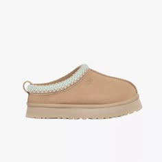 Ugg Tazz Platform Slipper Big Kids Grade 6y Sand 1143776k Brand New 100% Authentic! White Uggs, Ugg Sand, Ugg Tazz Platform, Cute Uggs, Slippers Outfit, Fashion Dress Up Games, Ugg Tazz, Bday Wishlist, Ugg Classic Ultra Mini