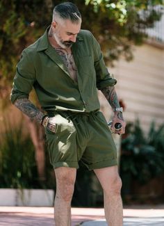 Man With Tattoos, Romper Men, Men's Casual Fashion, Mens Casual Suits, Shorts Jumpsuit, Casual Shorts Men, Suit Jumpsuit, Men With Street Style, Jumpsuit Men