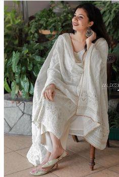 White Suit Poses Women, White Kurthi Ideas Pakistani, White Kurta Suit Women, Simple Kurtha Suruwal, Onam Salwar Suit, Cream Indian Suits Women, Chicken Curry Suit Design, Chikenkari Dress Ideas Kurti White, Off White Kurta Woman