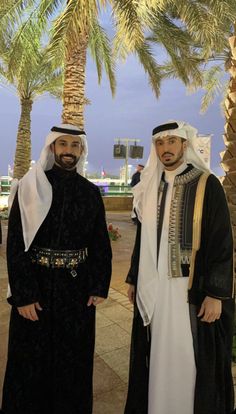 Thobes Men, Arabic Outfit, Middle Eastern Clothing, Saudi Men, Middle Eastern Men, Arabic Clothing, Arabian Dress