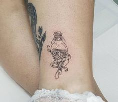 a tattoo on the leg of a woman