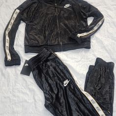 Nike Soft Velvety Standard Fit Set. Nike Sporty Winter Sets, Sporty Nike Winter Sets, Sporty Black Sets For Fall, Trendy Black Sets For Winter, Trendy Black Winter Sets, Nike Fitted Sports Sets, Nike Fitted Sportswear Sets, Fitted Nike Sports Sets, Boys Nike Shorts