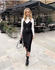 Slip Dress Outfit, Rok Outfit, Walking Down The Street, Valentines Day Dresses, Chique Outfits, Winter Dress Outfits, Black Dress Outfits, Black Slip Dress, Silk Slip Dress