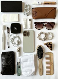 Traveling Bag Essentials, Travel Aesthetic Essentials, In The Bag Aesthetic, Whats In My Everyday Bag, Whats In My Bag Vintage, Whats In Bag, What’s In My Handbag, What’s In My Bag Travel, Whats In My Bag Travel Edition