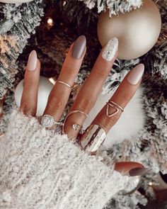 Try these 2020 approved holiday nail designs this Christmas! The most beautiful holiday nail art that will take you all the way to New Years! Snow Nails, Nails Nude, Holiday Nail Designs, Valentine Nails, Nail Colors Winter, Nails Homecoming, Holiday Nail