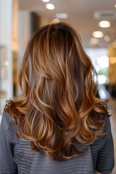 40+ Gorgeous Brown Hair and Highlights Ideas - Flo's Blog Highlights On Brown Hair, Natural Brown Hair, Colors For Brunettes, Chestnut Brown Hair, Subtle Blonde Highlights, Highlights Ideas, Light Blonde Highlights, Hair With Highlights, Medium Brown Hair