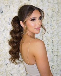 24 Curled Ponytail Looks You’ll Want To Try Out This Year Side Ponytail Wedding Hairstyles, Side Ponytail Wedding, Curled Ponytail Hairstyles, Prom Ponytail Hairstyles, Curled Ponytail, Rambut Brunette, Prom Pony Tail, Guest Hair, Braided Ponytail Hairstyles