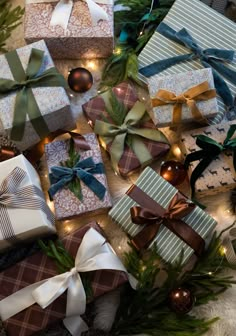 many wrapped presents are sitting on the floor