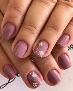 Nail Art Designs Dusty Pink, Mauve Nails With Flowers, Short Nail Designs For Moms, Nails For Grandma, Short Spring Nails 2024, Dusty Pink Nails Design, Cute Short Spring Nails, Dusty Pink Nails, Elegant Touch Nails