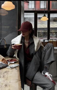 Burgundy Blazer Outfit Woman, Adrette Outfits, Burgundy Outfit, Corporate Outfits, Elegante Casual, Grey Outfit, Outfits With Hats, Looks Chic, Blazer Outfits