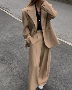 Button Up Shirt Outfit, Masculine Style, Korean Casual Outfits, Beige Blazer, Blazer Outfit, Woman Suit Fashion, Tomboy Style Outfits, Classy Work Outfits, Tomboy Fashion