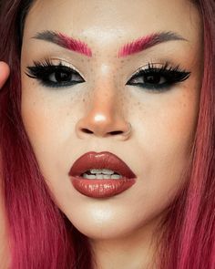 Sobrancelha colorida: de onde vem a tendência e como fazer em casa? Fun Eyebrow Looks, Colored Hair And Eyebrows, Half Dyed Eyebrows, Colorful Eyebrows Makeup, Color Eyebrows Makeup, Colourful Eyebrows, Coloured Eyebrows, Colored Eyebrows Makeup