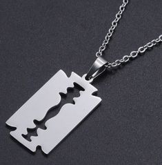 Razor Blade Edelstahl Charm Halskette * Es ist zierlich und kann jeden Tag getragen werden * Ein besonderes Stück, das Sie schätzen und all unsere Schmuck ich maßgeschneidert von Hand mit Liebe und Pflege in unserer Werkstatt * Hochwertige Materialien und Liebe zum Detail * Das perfekte Geschenk für Sie und Ihre Lieben Details: Geschlecht: Unisex Stil: TRENDY Material: Metall Anhänger Größe: 26 * 14MM Metalle Typ: STAINLESS STEEL MEHR VON UNS: * Wir versenden Artikel 3-5 Tage * Wenn Sie Fragen h Razor Necklace, Blade Necklace, Razor Blade, Metal Pendant, Clay Jewelry, Unisex Fashion, Amazing Jewelry, Dog Tag Necklace, Types Of Metal