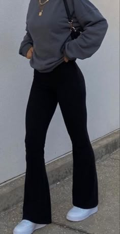 Long Sleeve Under Tshirt Outfits, Dress Up Flare Jeans, Trendy Bottoms For Women, Pantalon Campana Outfits, Modest But Hot Outfits, Outfit Ideas Girly Casual, Long Sleeve Outfit Ideas, Cute Formal Outfits, Flared Trousers Outfit