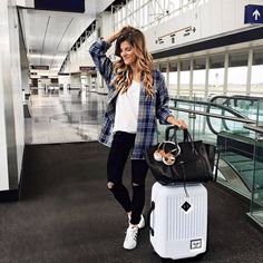 What To Wear With Black Jeans - Cleo Madison Jeans Travel Outfit, Summer Airplane Outfit, Airport Outfit Spring, Plane Outfit, Travel Airport, Airplane Outfits, Fashion Travel Outfit, Jeans Outfit Winter, Airport Outfits