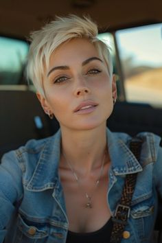 Investigate the real effects of sun exposure on hair, debunking myths about UV damage and providing protective strategies. Κούρεμα Bob, Fishtail Braid, Edgy Short Hair, Blonde Pixie Cuts, Sassy Hair, New Hairstyle