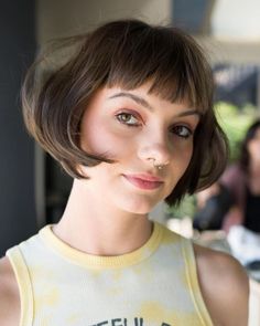 Everything French Bob Neck Length Hair, Dunner Wordend Haar, Brown Hair Looks, Girls Short Haircuts, Face Framing Bangs, Fall Hair Trends, Hair Styles 2014, Girl Haircuts