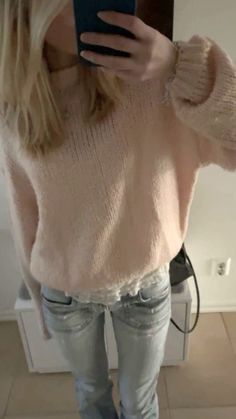 vanilla girl, it girl, stockholm style, copenhagen style, scandinavian style, stockholm stil outfits, clean girl, that girl aesthetic, cute clothes, feminine style, pink aesthetic, girls photography, beauty, makeup inspo, women hairstyles Clothes Feminine, Clean Outfits, Flair Pants, Cold Fashion, Early 2000s Fashion, Vanilla Girl