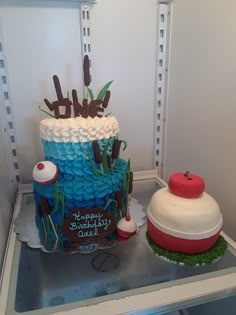 there is a cake that looks like it has been made to look like an aquarium