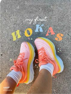 Hoka Tennis Shoes, Cute Tennis Shoes, Disney Outfit Ideas, Shoes Preppy, Cute Running Shoes, Shoes Hoka, Pink Tennis Shoes, Outfits Athletic, Hoka Shoes