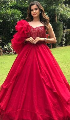 Red Net Gown, Stylish Party Dresses Classy, Gowns Dresses Party Wear, Latest Gown Designs Party Wear, Party Wear Gowns Western, Net Gown, Party Dress Inspiration, Net Gowns