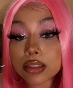 Latina Barbie Makeup, Baddie Pink Makeup, Pink Baddie Makeup Looks, Y2k Glam Makeup, Pink Sparkly Makeup Looks, Pink Baddie Makeup, Pink Eye Makeup Aesthetic, Barbie Aesthetic Makeup, Y2k Makeup Pink