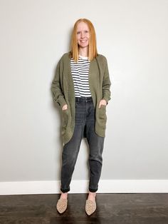 What To Wear With Black Jeans - Cleo Madison Styling A Cardigan, Trendy Cardigan Outfit, Long Green Cardigan, Style Long Cardigan, Style A Cardigan, How To Style A Cardigan, Cardigan Styling, Style Black Jeans