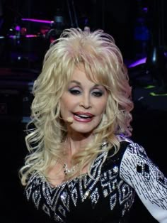 Dolly Parton Hairstyles, Dolly Parton Hair Tutorial, Dolly Parton Hair, Dolly Parton Wigs For Sale, Dolly Parton Shag Haircut, 80's Feathered Hairstyles, Dolly Parton Wigs, Dolly Parton Black And White Photo, Scene Haircuts