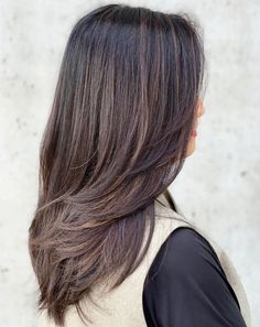 Haircut Thick Hair Medium, Piecey Layers Medium, Haircut For Long Thick Hair, Front Layers Medium Hair, Feather Haircut, Feathered Haircut, Cute Layered Hairstyles, Rose Highlights, Long Hair Dos