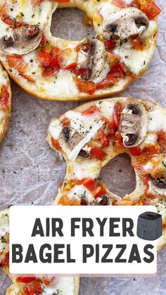 Air Fryer Bagel Pizzas Bagel Air Fryer, Bagel Pizza Recipe, Bagel Pizza, Bagel Sandwich Recipes, Pizza Bagel, Mini Bagels, Bagel Bites, Pizza Bagels, Bagel Sandwich