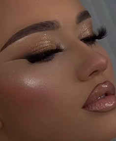 Champagne Gold Makeup Look, Makeup Looks Gold Glitter, Golden Eye Shadow Looks, 21st Birthday Glam Makeup, Champagne Gold Makeup, Baddie Prom Makeup, Bronzed Glam Makeup, Gold Dress Makeup Ideas, Soft Glam Birthday Makeup