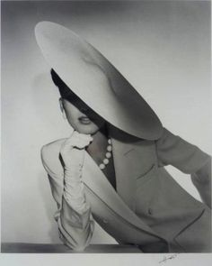 1983, New York. Saks Fifth Ave. Photo by Horst P. Horst (B1906-D1999) Topi Vintage, Horst P Horst, Retro Mode, Wearing A Hat, Moda Vintage, Beautiful Hats, Look Vintage